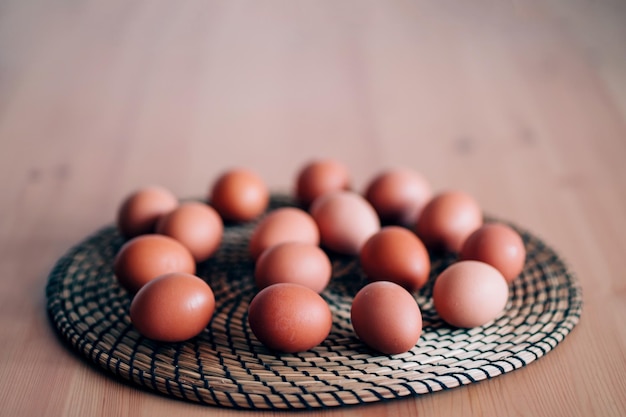 素朴な木製のテーブルに生の新鮮な茶色の鶏の卵。セレクティブフォーカス。有機食品、健康的な食事、ダイエット、タンパク質、農産物のコンセプト。スペースをコピーします。