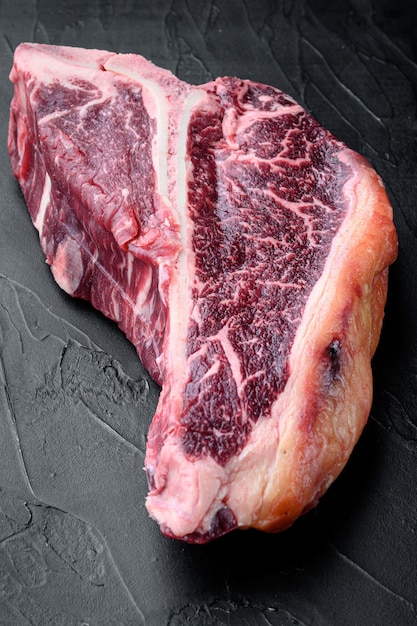 Set di bistecca tbone di manzo invecchiato a secco fresco crudo