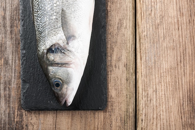 写真 まな板の生の新鮮な魚