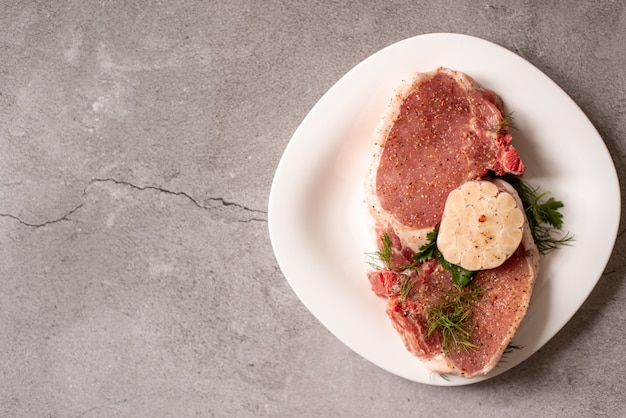 Foto bistecca di striploin della carne fresca cruda sul fondo di pietra grigio dell'ardesia