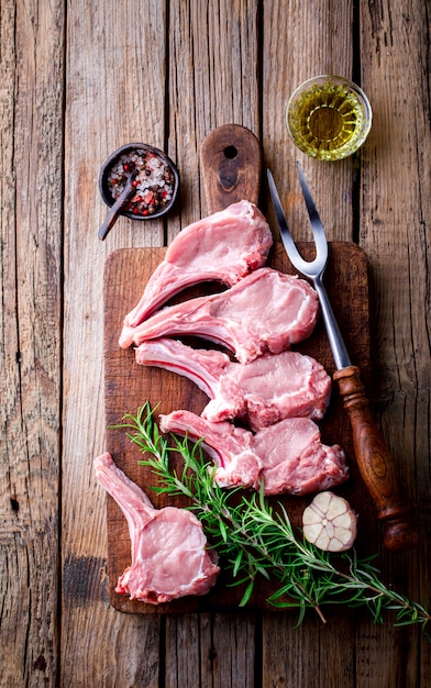 Carne fresca cruda costata di vitello bistecca all'osso e forchetta