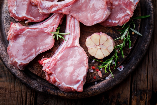 生の新鮮な肉仔牛のリブ肉ステーキ