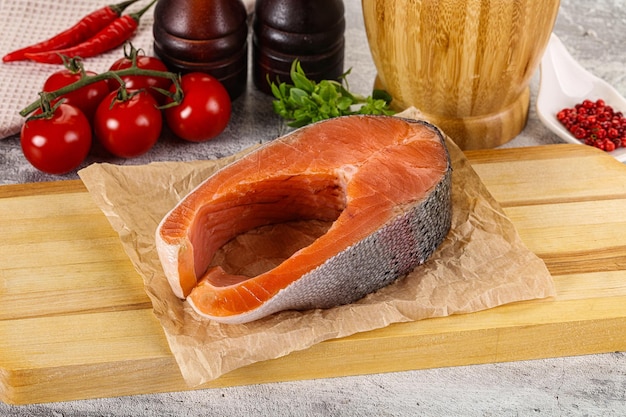 Сырой свежий стейк из лосося для приготовления пищи