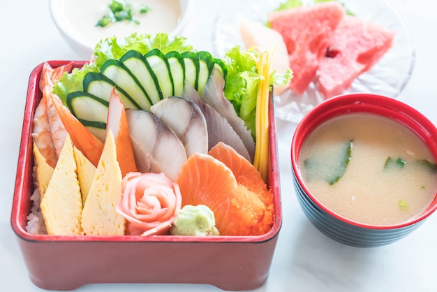 Сырые свежие сашими с рисом в коробке bento