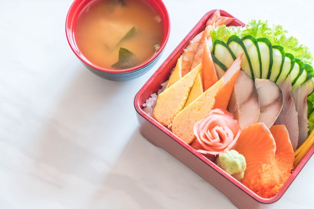 Photo raw fresh sashimi with rice in bento box