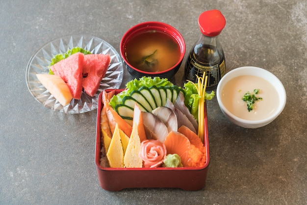 弁当箱ご飯と生の新鮮な刺身