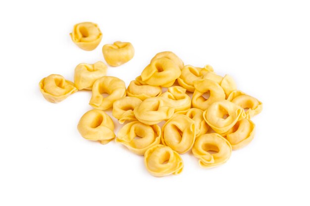 Pasta fresca cruda dei tortellini isolati su fondo bianco