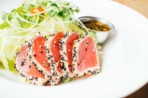 Photo raw fresh tuna salad