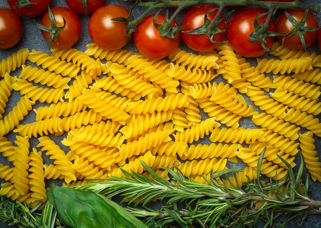 トマト、ハーブ、バジルの生フジッリパスタ。イタリア国旗の色の食材を使ったイタリアンパスタ