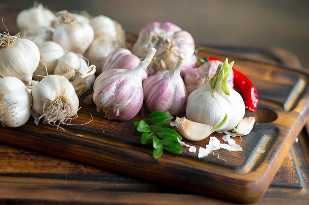 Photo raw garlic on an old background