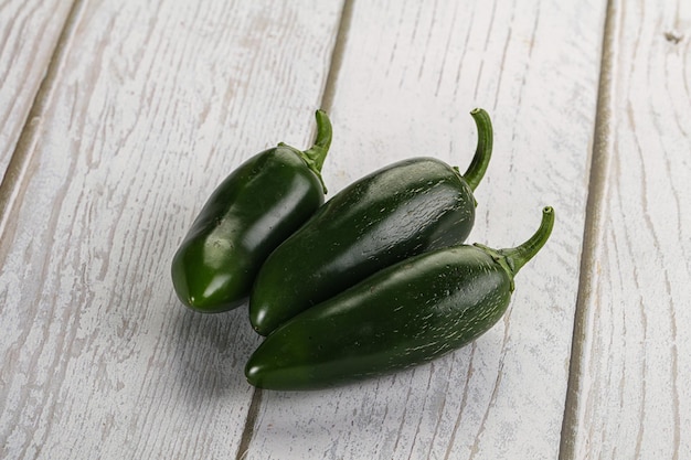 Photo raw green mexican jalapeno pepper