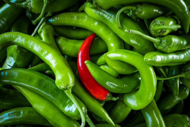 Фото Сырой зеленый органический перец серрано зеленый перец чили