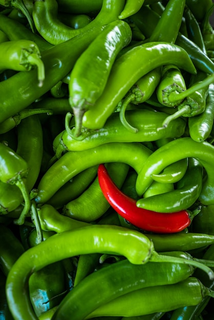 Photo raw green organic serrano peppers green chili peppers