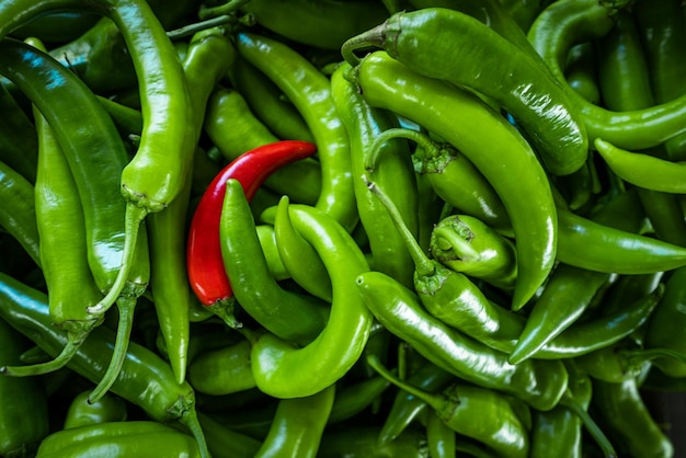 Photo raw green organic serrano peppers green chili peppers