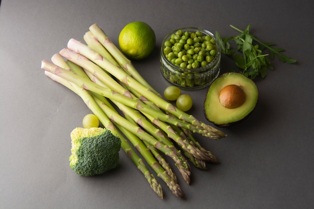 生の緑豊かな野菜：アスパラガス、きゅうり、バジル、グリーンピース、アボカド。