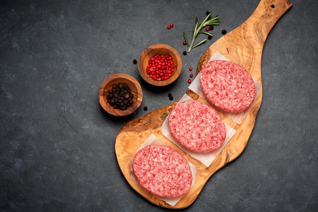 Cotolette di hamburger di carne di manzo macinata cruda vista dall'alto