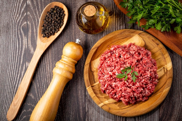 Foto carne macinata cruda pronta per la preparazione