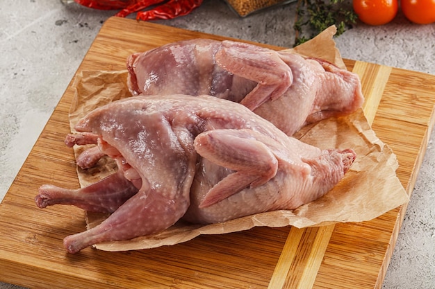 Photo raw gurmet quail bird preparation