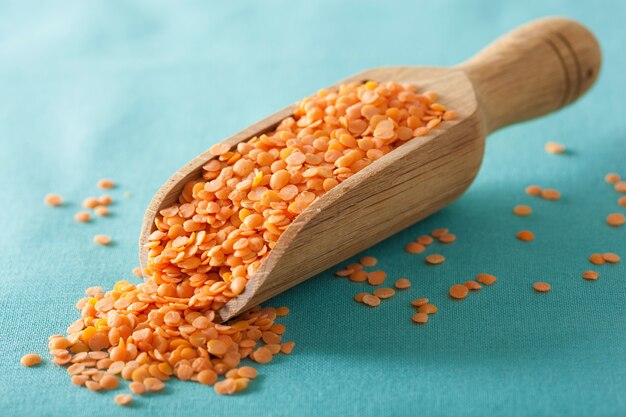 Photo raw healthy red lentils in scoop