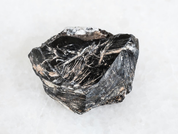 Необработанный кристалл гематита на белом