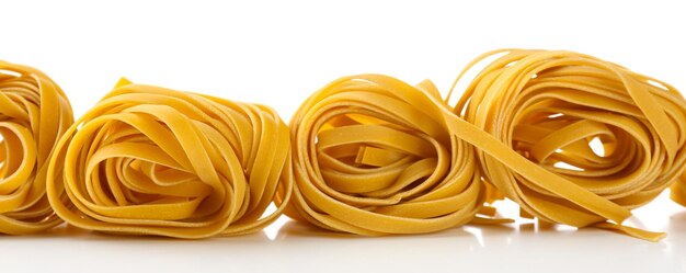 Photo raw homemade pasta isolated on white