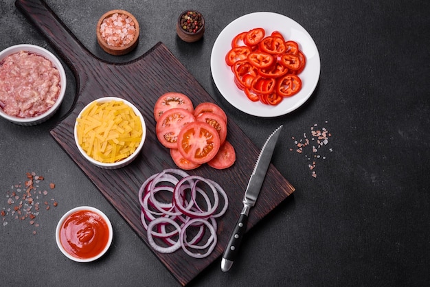 Foto materie prime per una deliziosa pasta italiana pomodori carne macinata pasta spezie ed erbe aromatiche