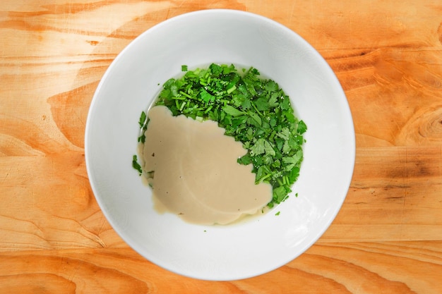 Foto materie prime pronto per essere cucinato ricetta per stufato di pollo cucina europea cucinato con un contorno di funghi cipolline e altro