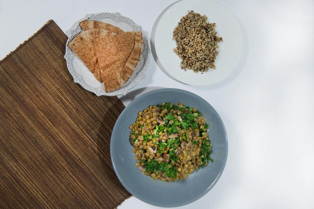 Foto materie prime pronto per essere cucinato ricetta per stufato di pollo cucina europea cucinato con un contorno di funghi cipolline e altro