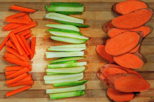 Foto ingredienti crudi pronti a essere cotti ricetta per lo stufato di pollo cucina europea cotta con una guarnizione di funghi cipolle piccole e ohter