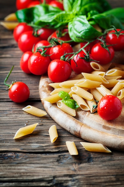 Raw intergal pasta with fresh tomato and basil