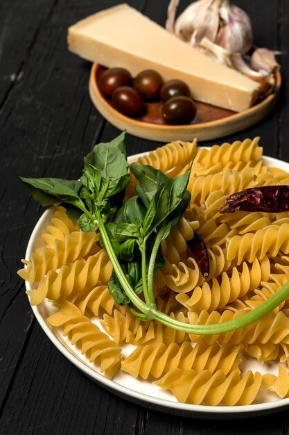 Pasta italiana cruda con ingredienti