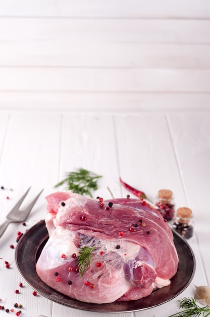 Foto carne succosa cruda su un piatto di ferro