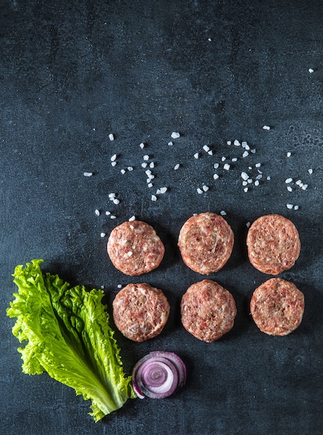 Carne cruda di kebab su spazio nero. spazio libero. vista dall'alto.