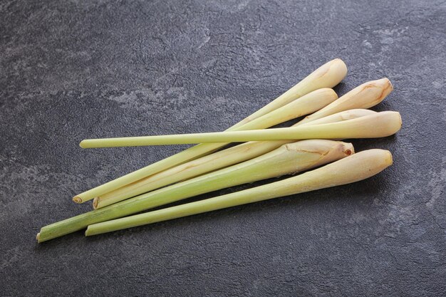 Foto aroma del gambo di citronella crudo per la cottura