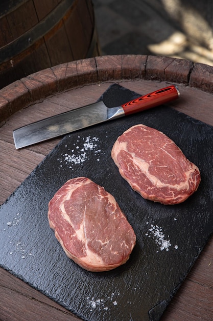 Carne di marmo cruda, bistecca di angus ribeye nera.