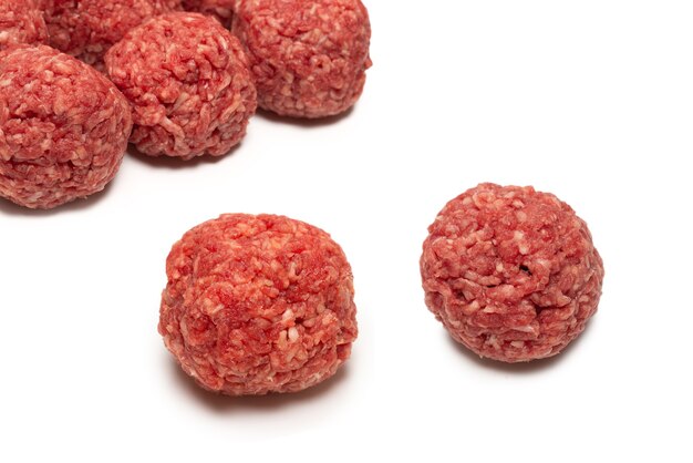 Polpette di carne cruda isolate su superficie bianca