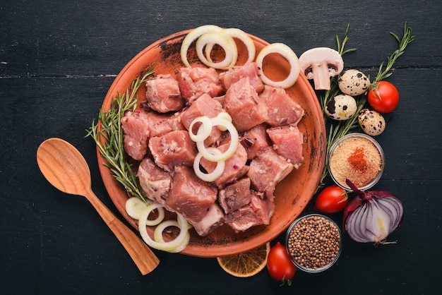 Фото Сырое мясо готовится для шашлыка на деревянном фоне на тарелке вид сверху свободное место для текста