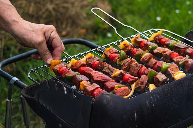 Сырое мясо просто надеть на шампур для барбекю с нарезанными кубиками овощами