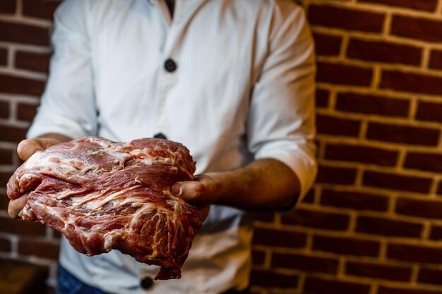 レストランのキッチンで生肉