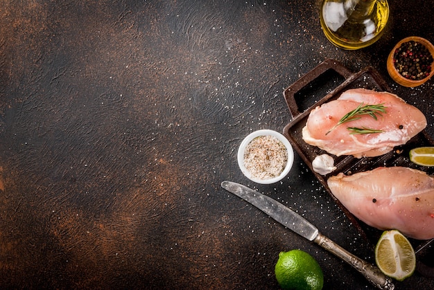 Carne cruda, pronta per griglia o filetto di petto di pollo alla griglia