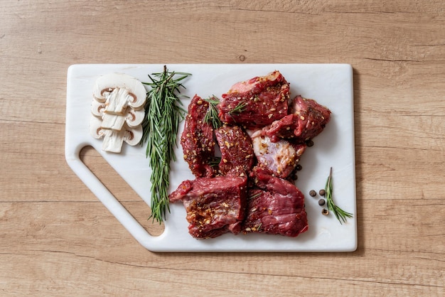 Foto banner per lo shopping di carne cruda spazio libero per testo, cibo da cucina casalingo, sfondo della cucina