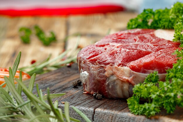 Fetta di carne cruda per griglia con condimento