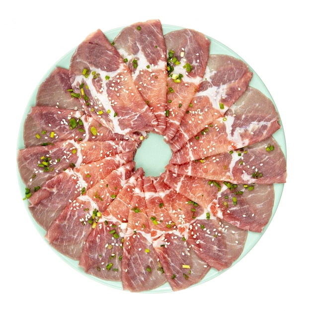 Photo raw meat slice on plate isolated on white background