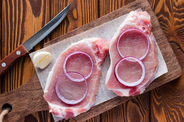 Carne cruda con cipolla rossa e un coltello