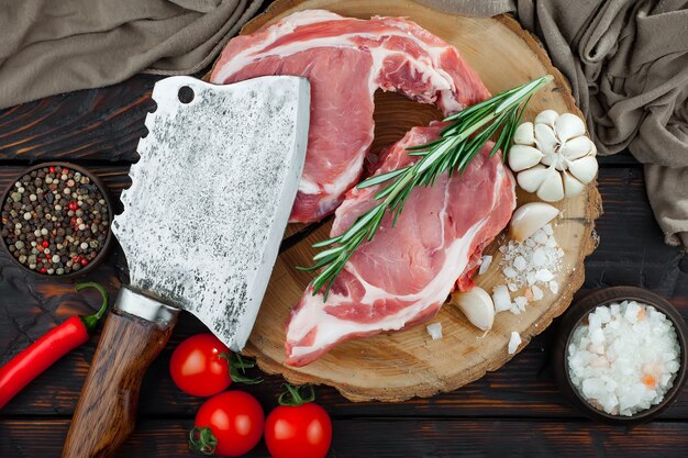 Photo raw meat with spices in a composition with kitchen accessories