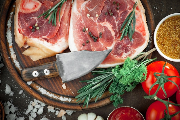 Сырое мясо со специями в композиции с кухонными принадлежностями
