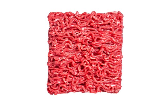 Raw Mince Gemalen vlees op een slagerstafel geïsoleerd op een witte achtergrond