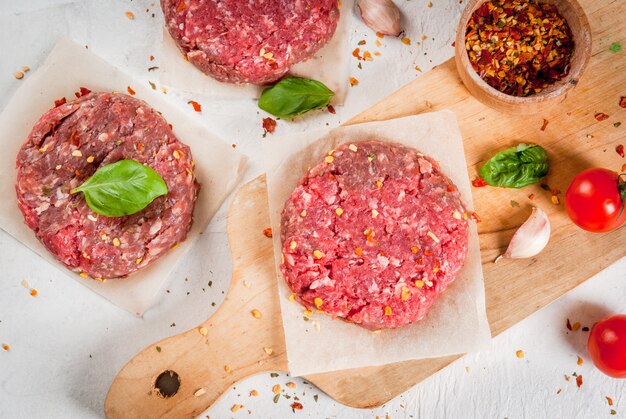 Hamburger di bistecca di manzo tritato crudo