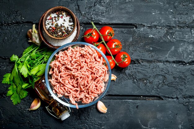 Photo raw minced meat in a bowl with spices and herbs