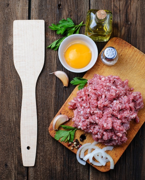 Foto carne macinata cruda con olio d'oliva e aglio